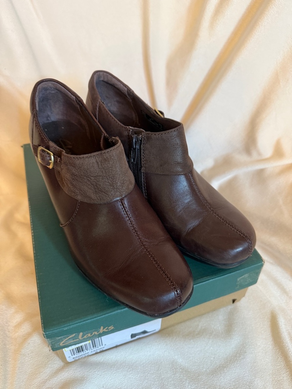 Clarks Bendables Scheme Aspire Bark Brown Leather Ankle Boots 8M 63038 Buckle - Picture 1 of 8